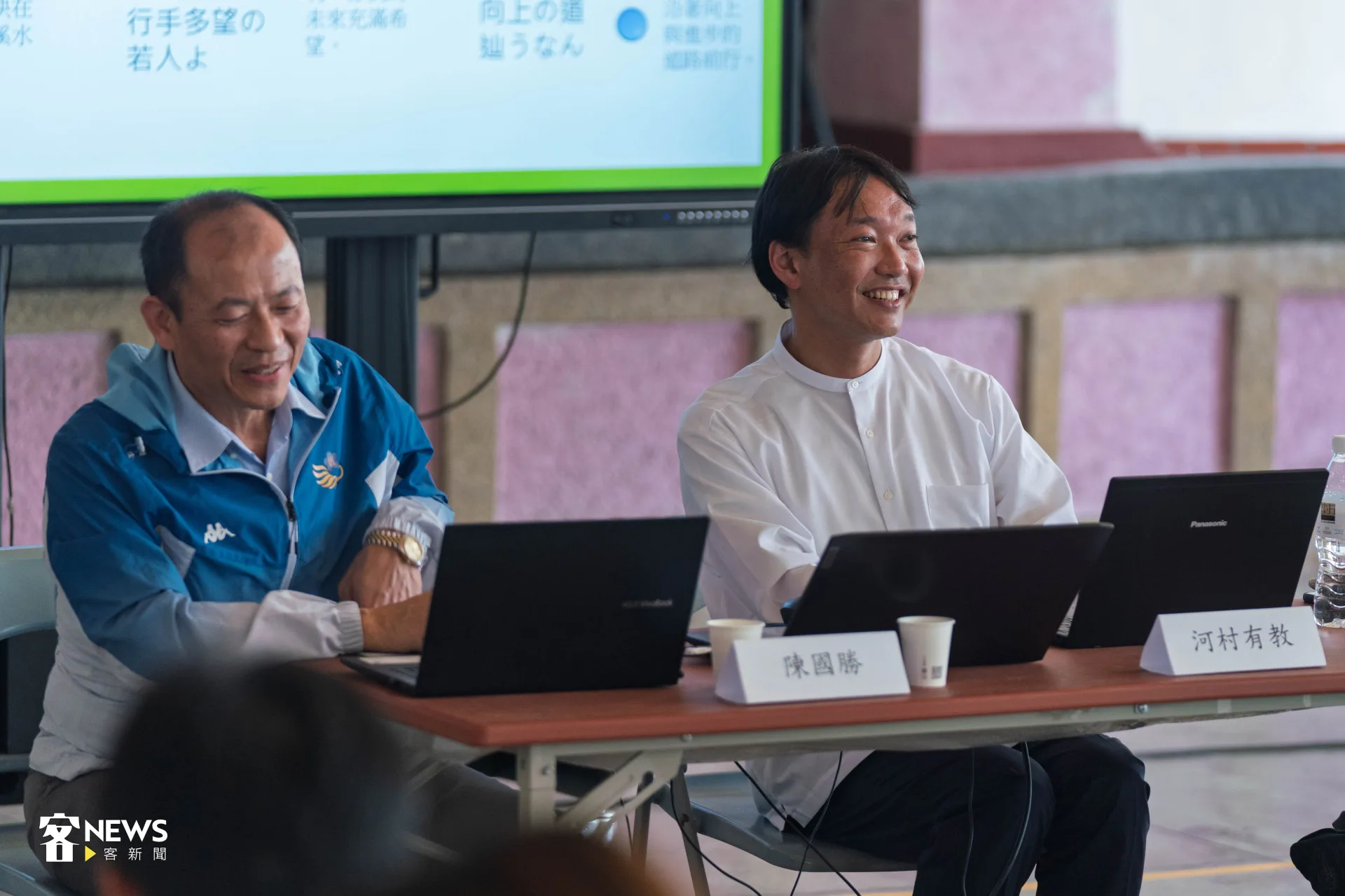 長崎大學多文化社會學部副教授河村有教（右）。范修語攝