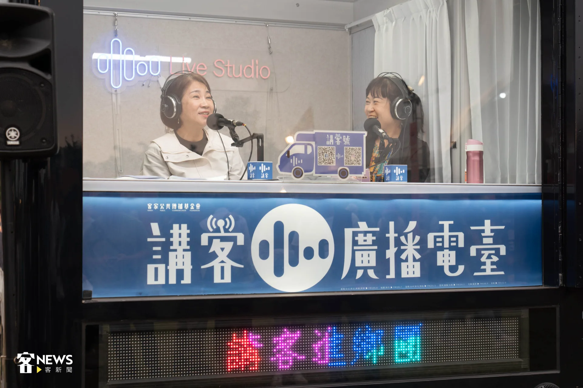 屏東縣長周春米登上講客號與主持人宋菁玲聊六堆的眾多活動。范修語攝