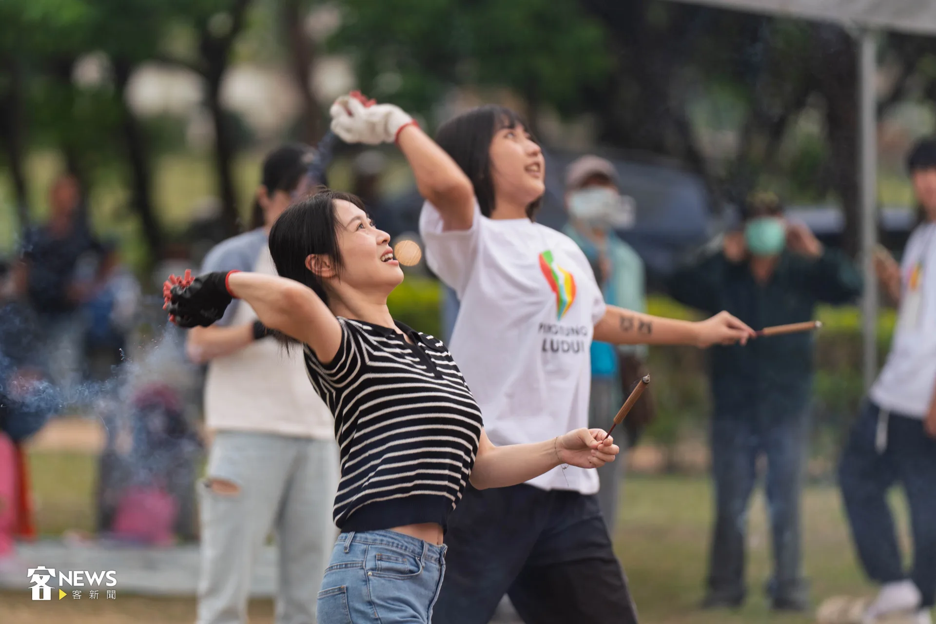 來自屏東市的王小姐笑著解釋,自己從小參加尖炮城,不是怕鞭炮,只是在大家面前丟很緊張。范修語攝