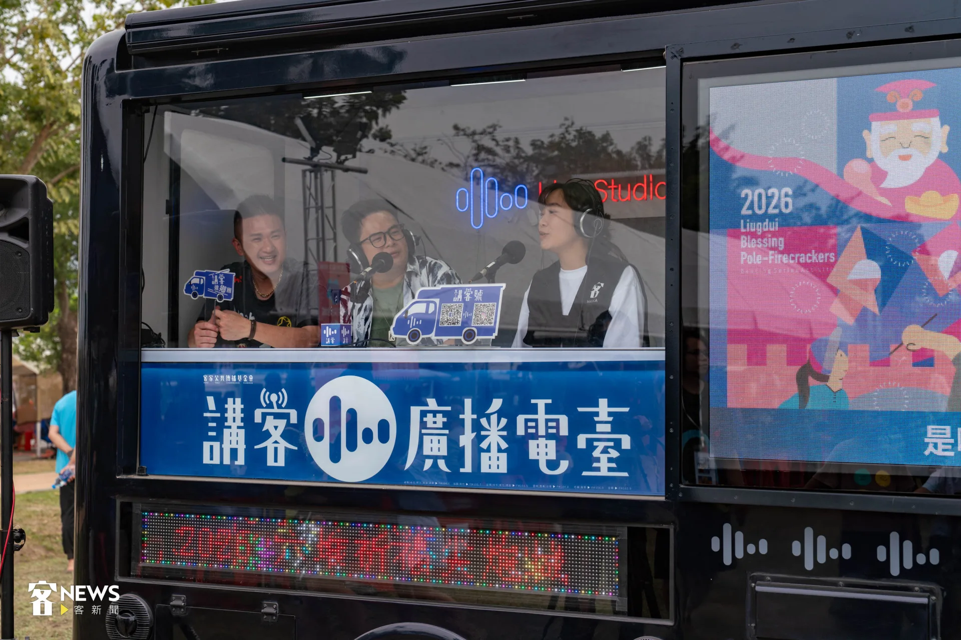 iColor主唱邱廉欽(中)、吉他手戴陽(左)登上講客號與《音樂大亂鬥》主持人阿儒(右)聊音樂。洪藝晅攝