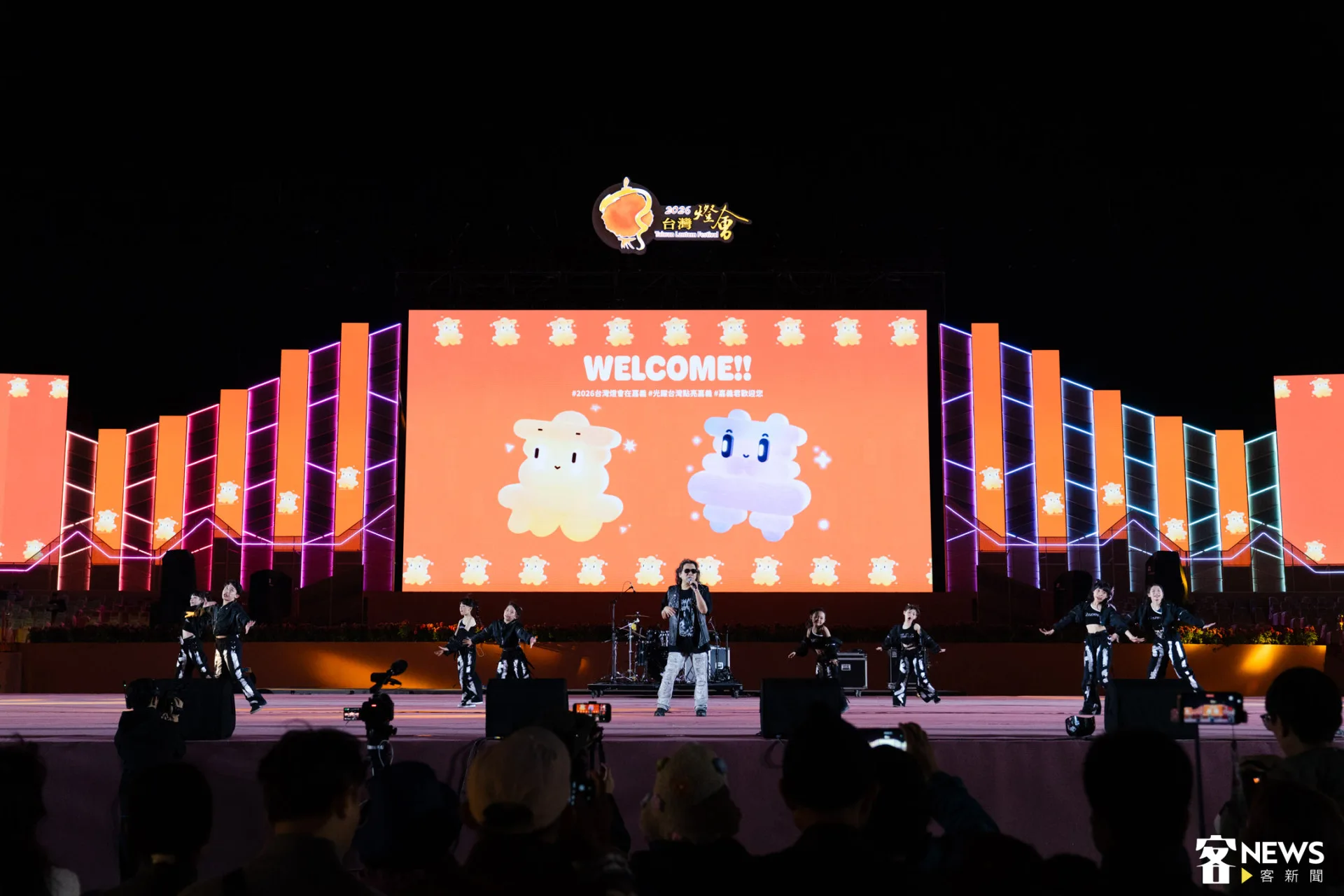 劉劭希與搖滾童謠團隊,帶來多首節奏感十足的歌曲,小小表演者在強風中依然活力滿滿。朱愷元攝