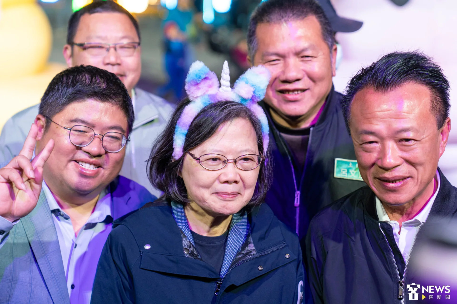 前總統蔡英文也到場參與，還戴上可愛的燈會限定髮箍。朱愷元攝
