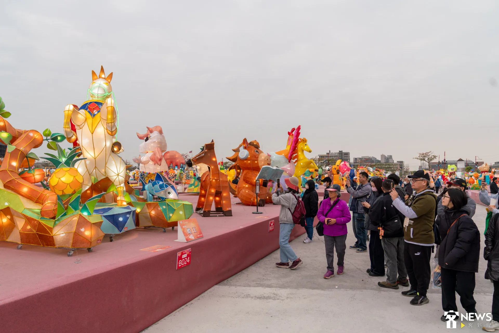 網路爆紅花燈「馬盯尼」成爲燈會熱門焦點之一,與一旁的國中組燈王人氣,形成強烈對比。朱愷元攝