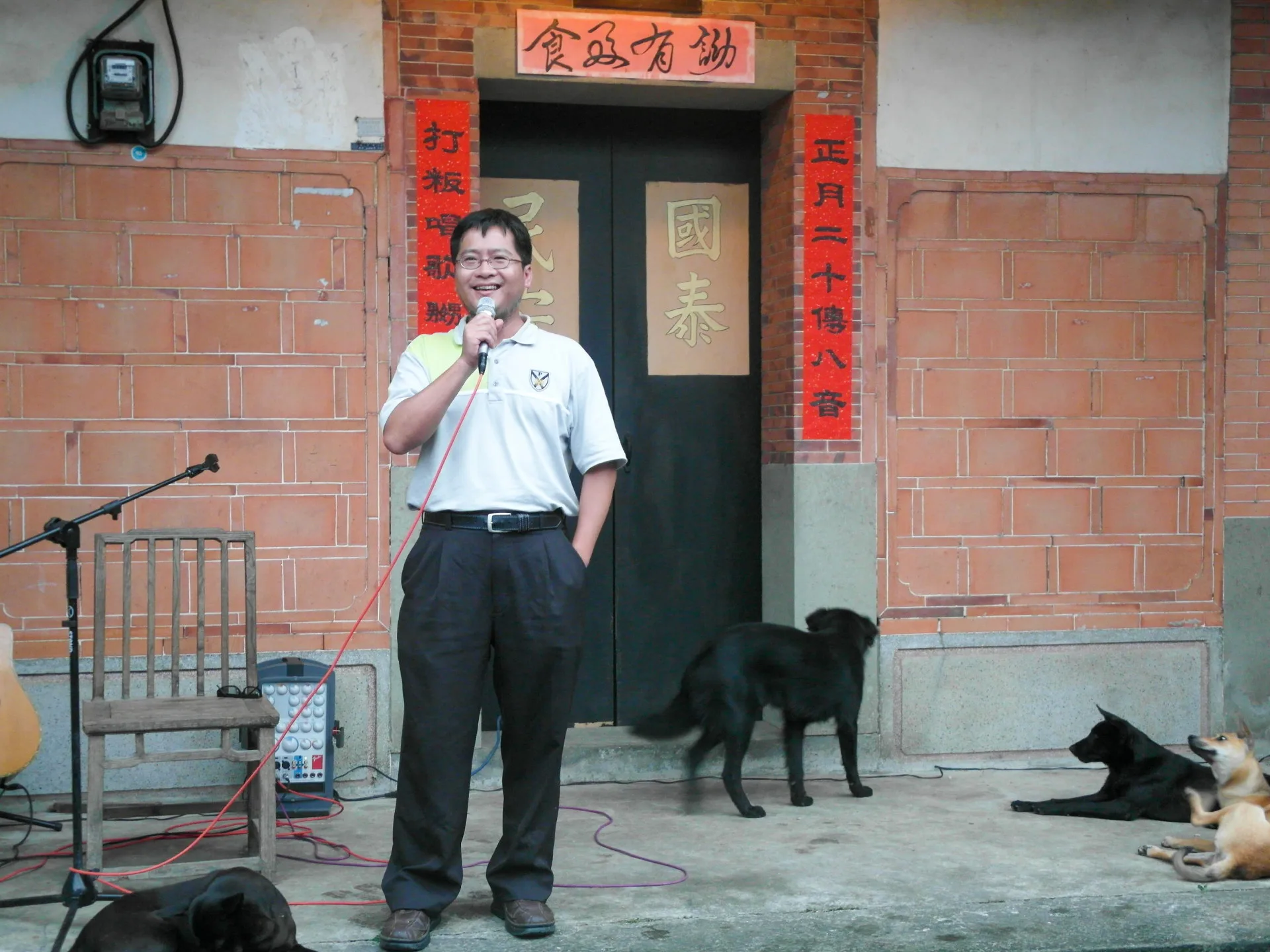 柯坪詏館的詏主邱一帆在赤柯坪詏館開詏。2012,新竹峨眉,楊國鑫攝