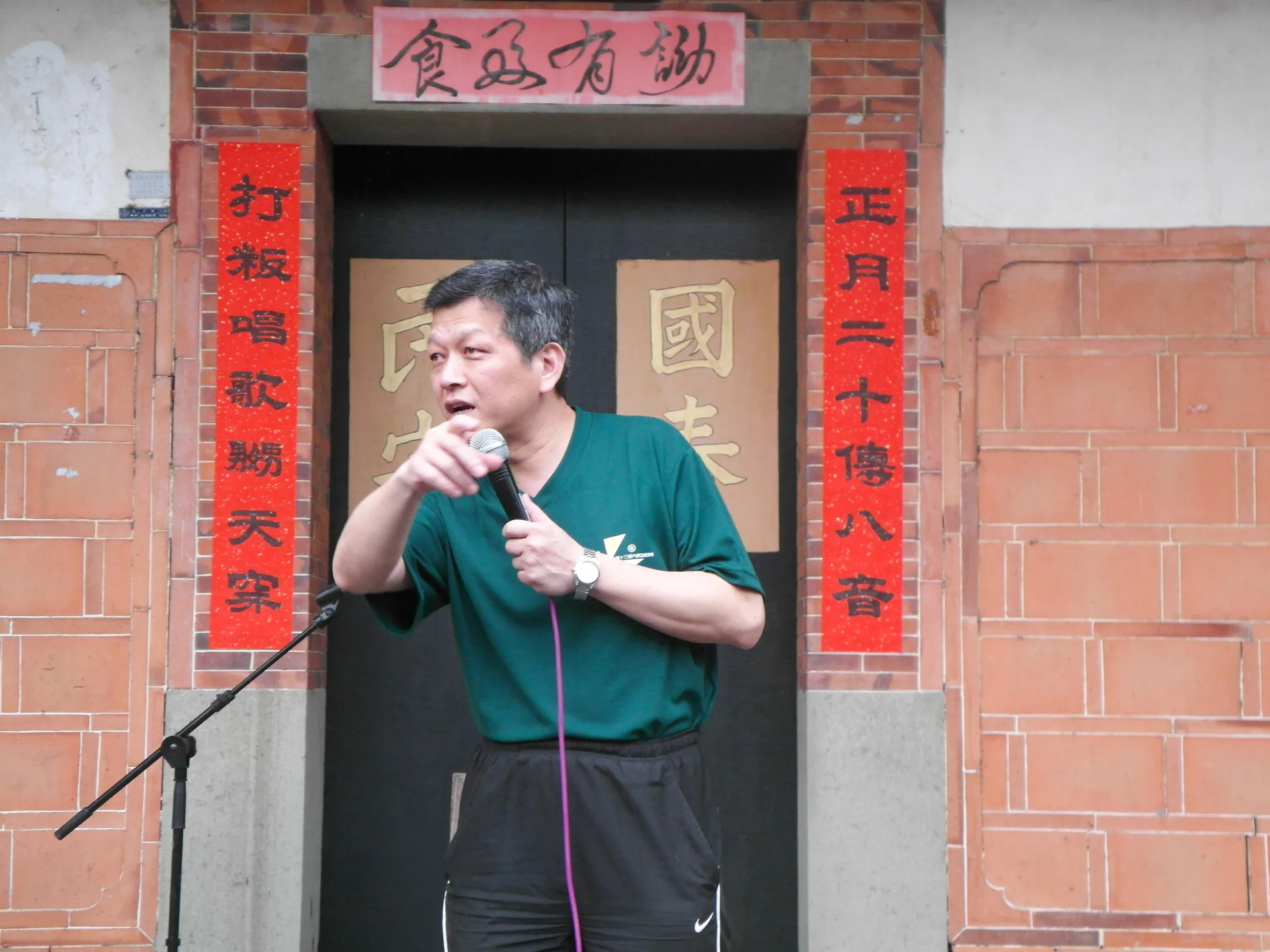 柯坪詏館的詏主楊國鑫在赤柯坪詏館開詏。2012,新竹峨眉,楊國鑫提供