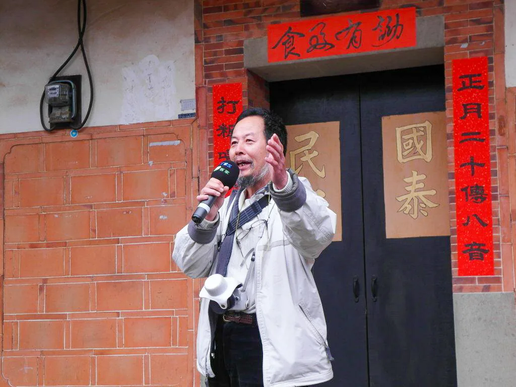 柯坪詏館的詏主黃文淵在赤柯坪詏館開詏。2012,新竹峨眉,楊國鑫攝