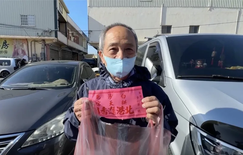 苗栗縣通霄鎮白沙屯拱天宮媽祖徒步進香活動11日開放報名，排隊人龍綿延逾1公里，來自高雄的蔡姓男子（圖）為了過世的弟弟，提前5天到場排隊，如願拿到第1號臂章。民眾提供