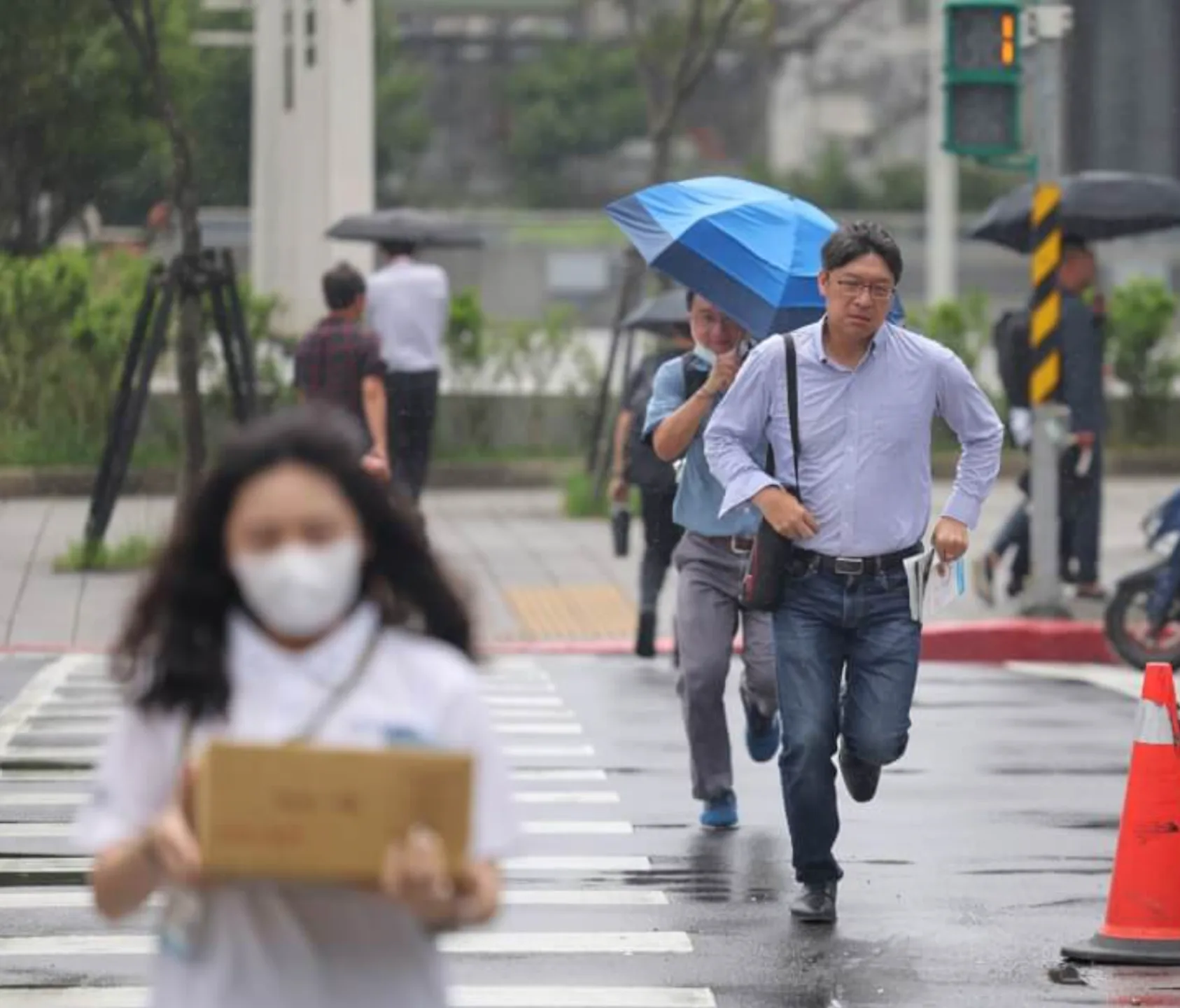 圖為台北市南港區民眾在行人專用號誌閃爍時跑上斑馬線。中央社