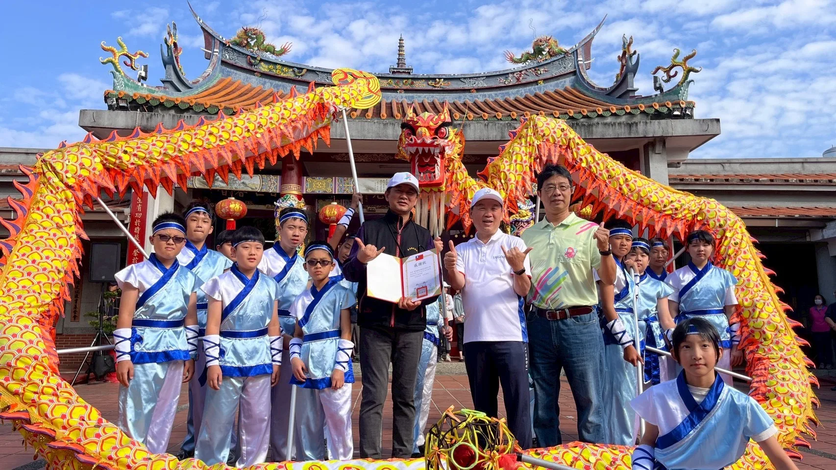聖火引燃典禮為第61屆六堆運動會揭開序幕，頒發感謝狀給佳冬國小舞獅隊。客委會提供