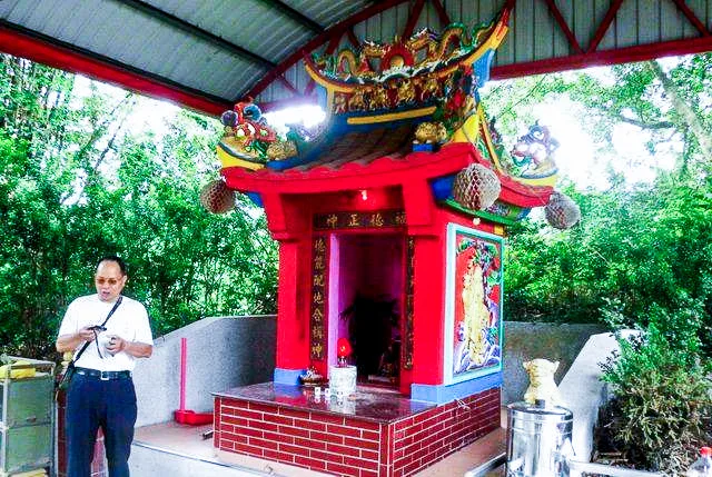 寶山色彩鮮明的新式土地公廟，在今日鄉間愈來愈常見。預製結構快速建成，也象徵傳統伯公文化正在轉變。陳權欣攝