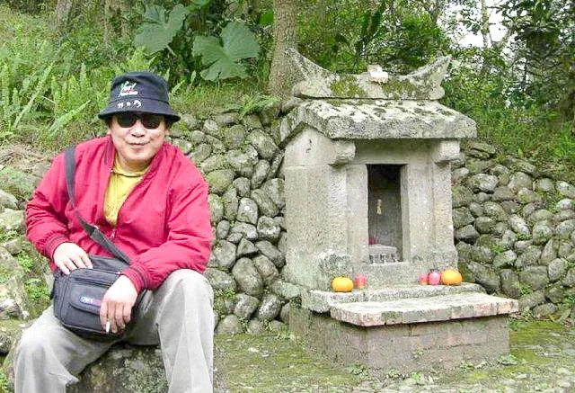 石砌小祠這樣的石板伯公曾遍布桃竹苗客庄，如今卻逐年減少。陳權欣提供