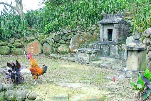 芎林雞啼農家院落旁的伯公祠，呈現典型農村信仰空間。土地、家園與神祇在此交織成客庄生活的日常。陳權欣攝