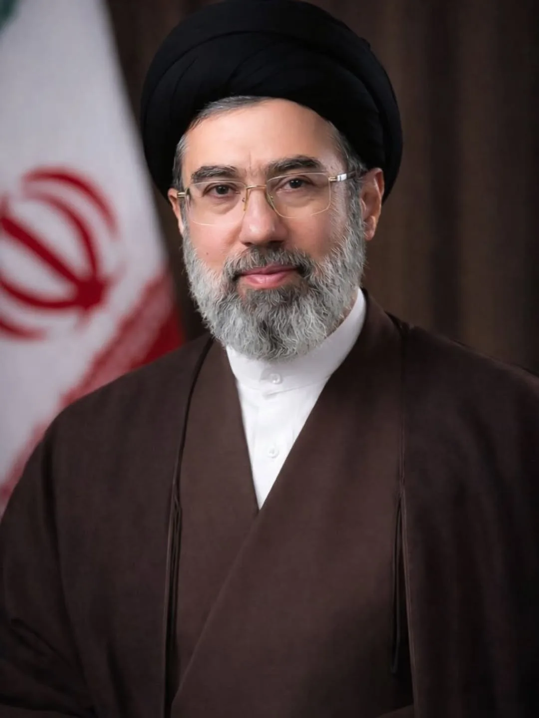 伊朗目前最高領袖、穆傑塔巴·哈米尼（Mojtaba Khamenei）。由 Iran Embassy in Russia – https://www.instagram.com/p/DVo5Jfbklrj/?igsh=MWtqaGxtZHVoMGtndQ==, CC0, https://commons.wikimedia.org/w/index.php?curid=185773199