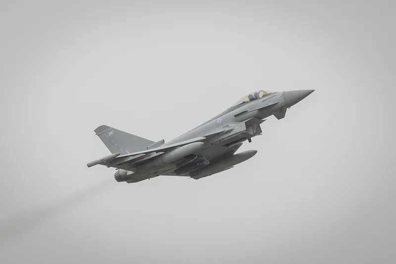 英國近日向中東地區增派4架「颱風」戰機，7日抵卡達。（英國空軍提供）
