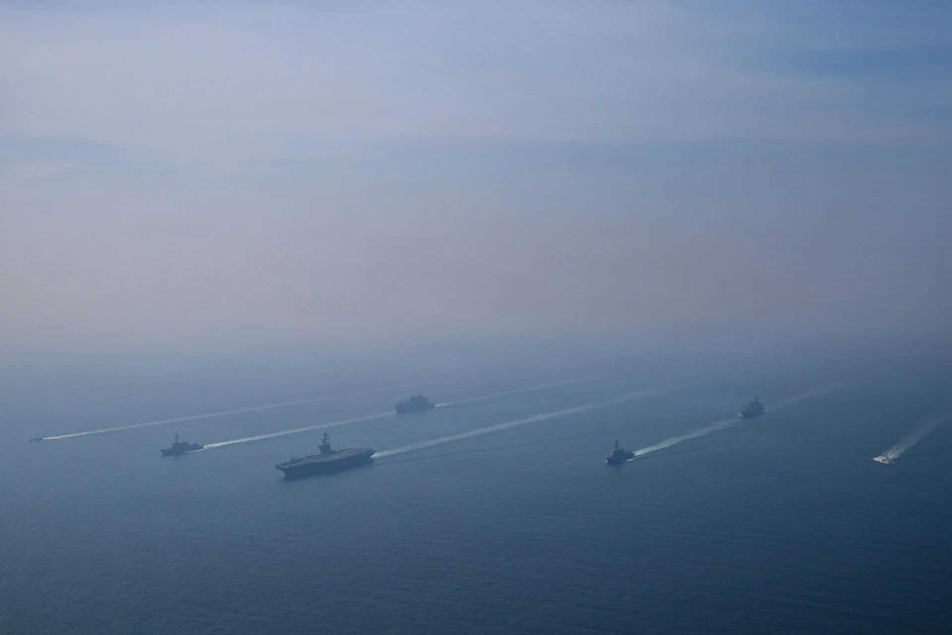 260206-N-GZ228-1848 尼米茲級航空母艦亞林肯號、伯克級飛彈驅逐艦墨菲號與皮特森二世號、艦隊補給油船凱澤號、乾貨補給艦布拉希爾號及美國海岸防衛隊哨兵級快速反應巡邏艇高德曼號與蘇特芬二世號,於 2026 年 2 月 6 日在阿拉伯海以編隊航行。林肯號航空母艦打擊群當時部署於中東的美國第五艦隊負責區域。(美國海軍照片)由 Mass Communication Specialist 1st Class Jesse Monford, U.S. Navy – https://www.dvidshub.net/image/9522304/abraham-lincoln-carrier-strike-group-conducts-photo-exercise, 公有領域, https://commons.wikimedia.org/w/index.php?curid=185112016