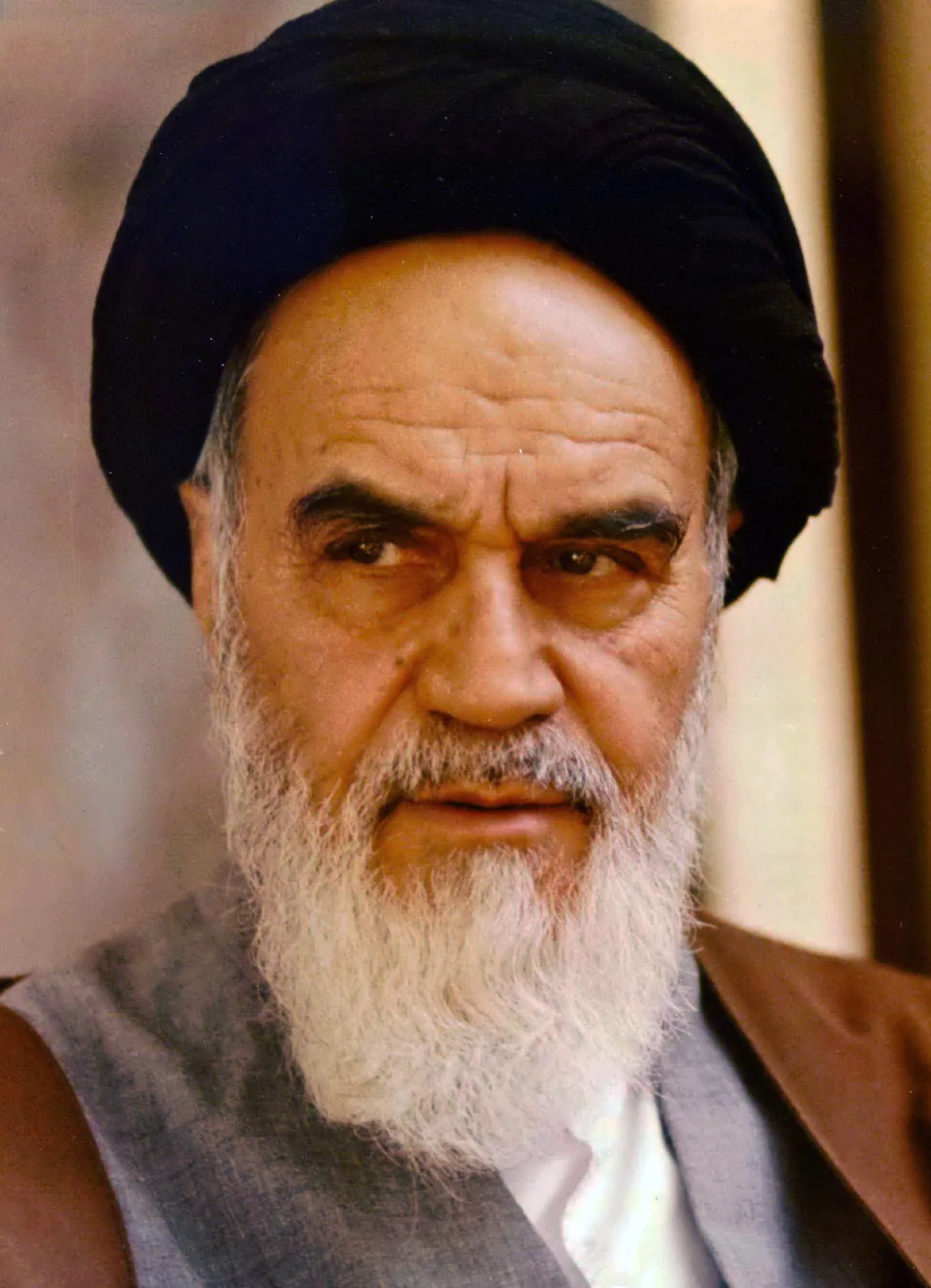 伊朗什葉派革命領袖何梅尼。由 Ali Kaveh[1][2][3] – http://dl.nlai.ir/UI/Forms/DisplayImage.aspx?id=98e7c15e-18d5-4946-8756-09bfb4be937e, 公有領域, https://commons.wikimedia.org/w/index.php?curid=52073521