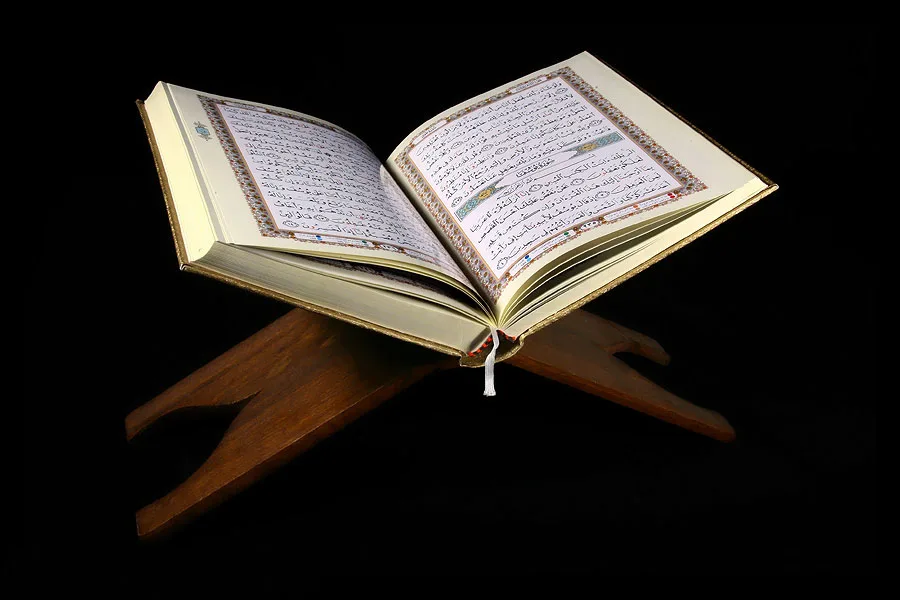 古蘭經。由 sayyed shahab-o- din vajedi – http://akkasemosalman.ir/wp-content/gallery/immortal/quran-nour01.jpg, CC BY 4.0, https://commons.wikimedia.org/w/index.php?curid=44411634