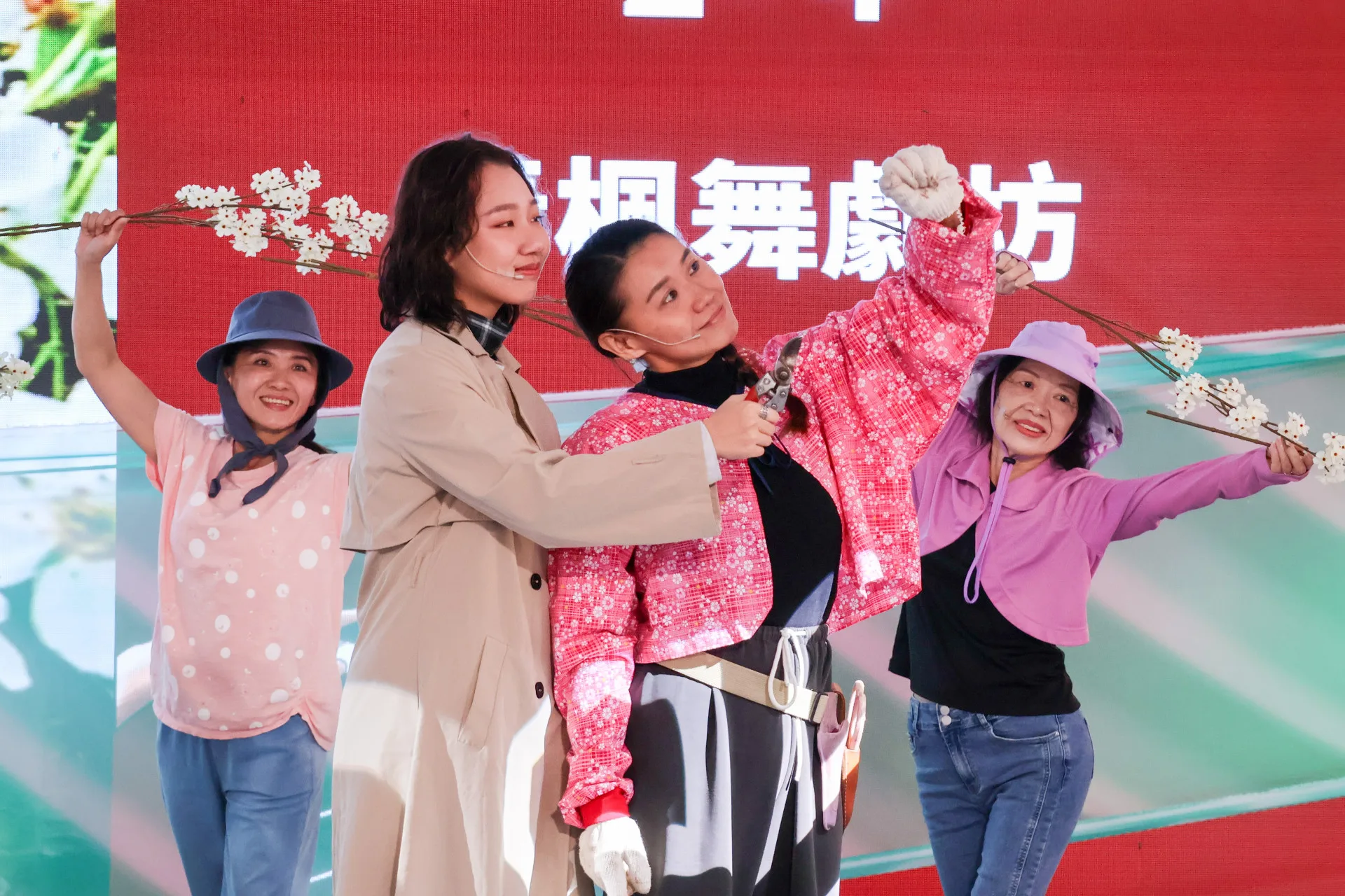 青楓舞劇坊演繹東勢山城困境,奪下客語短劇比賽特優與最佳劇本獎。客家委員會提供