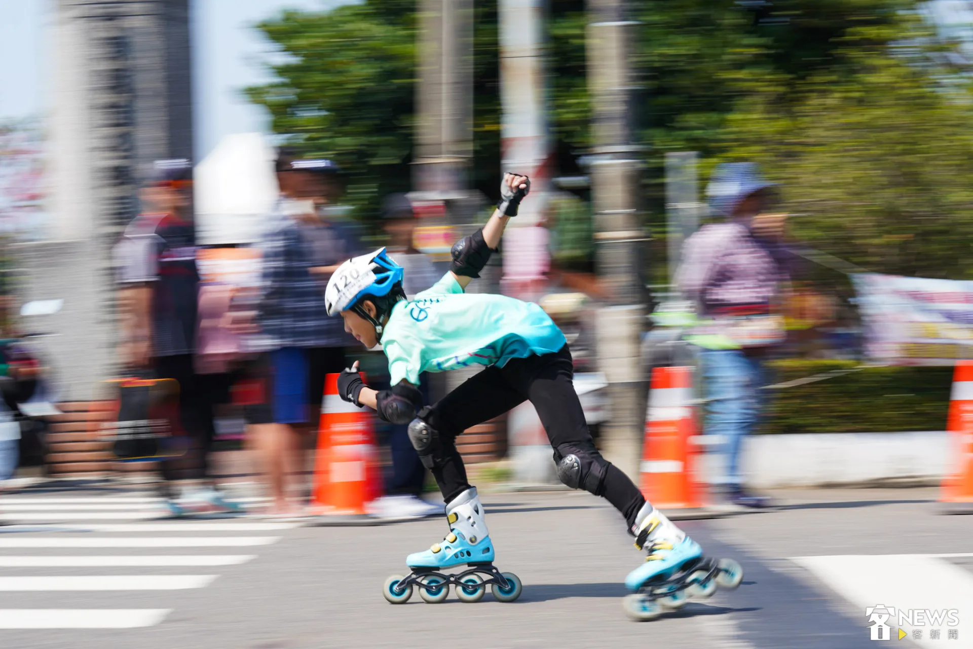 競速溜冰選手以飛快速度通過賽道。朱愷元攝