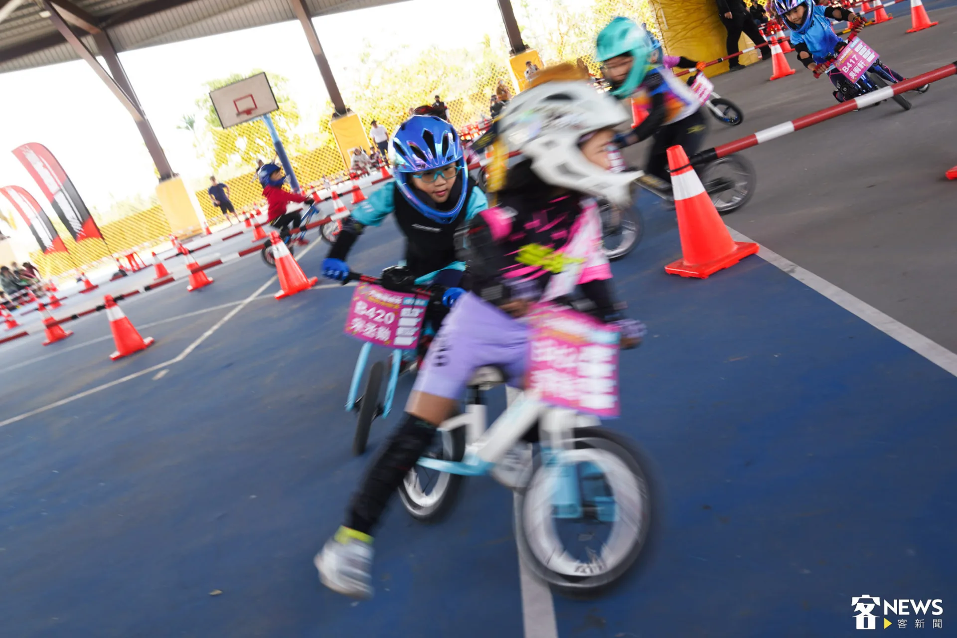 幼兒滑步車選手高速通過彎道。朱愷元攝