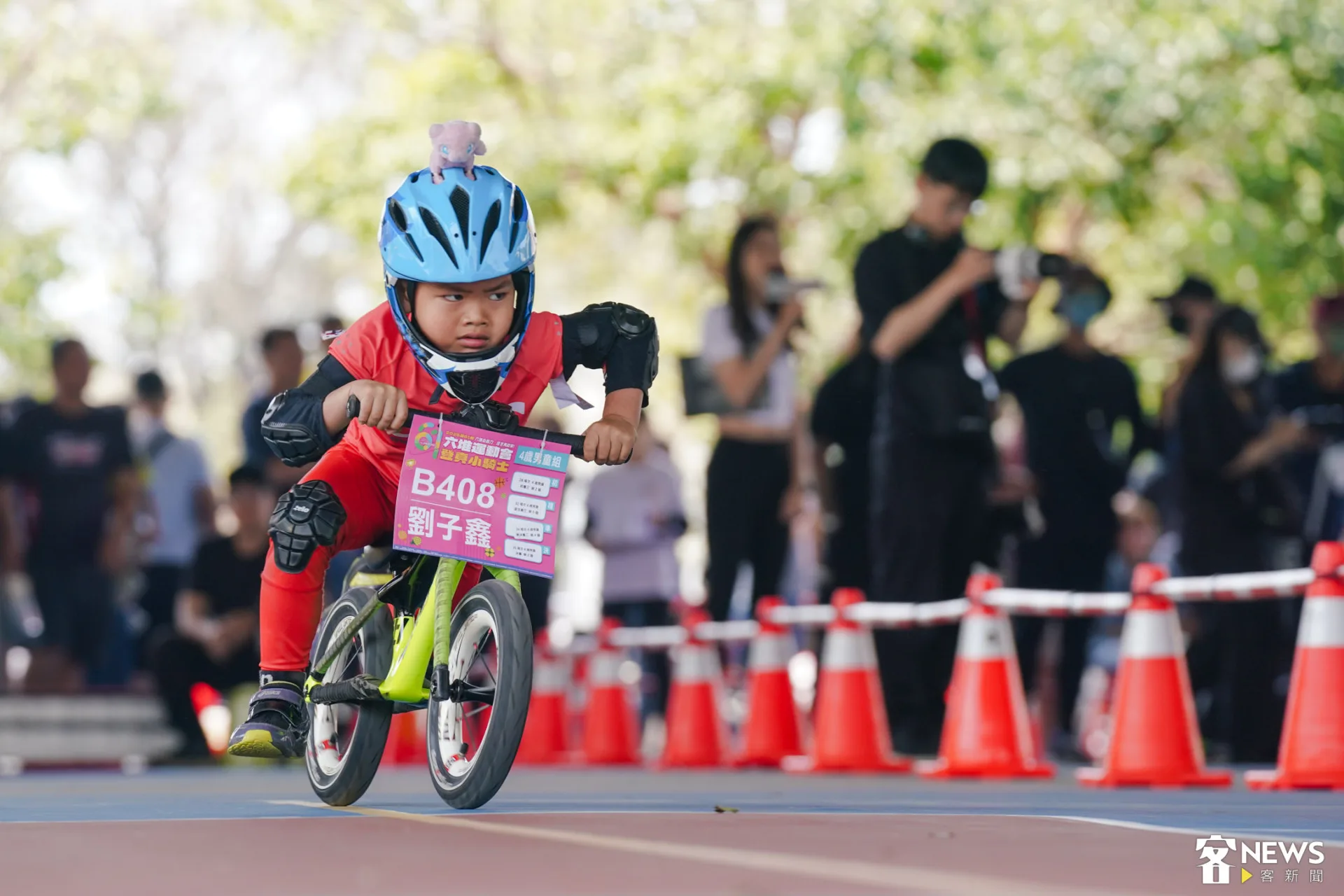 幼兒滑步車選手在安全的賽場上飆速。朱愷元攝