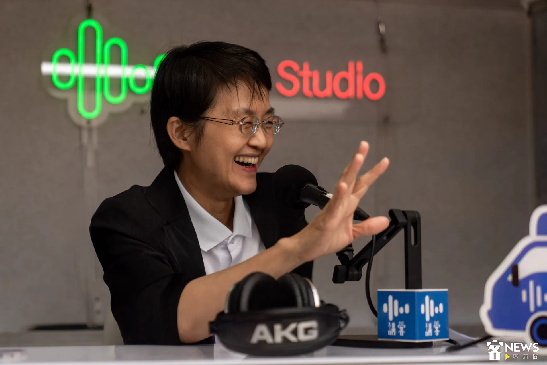客委會主委古秀妃在六堆運動會現場，登上5G行動直播車講客號接受訪問。朱愷元攝