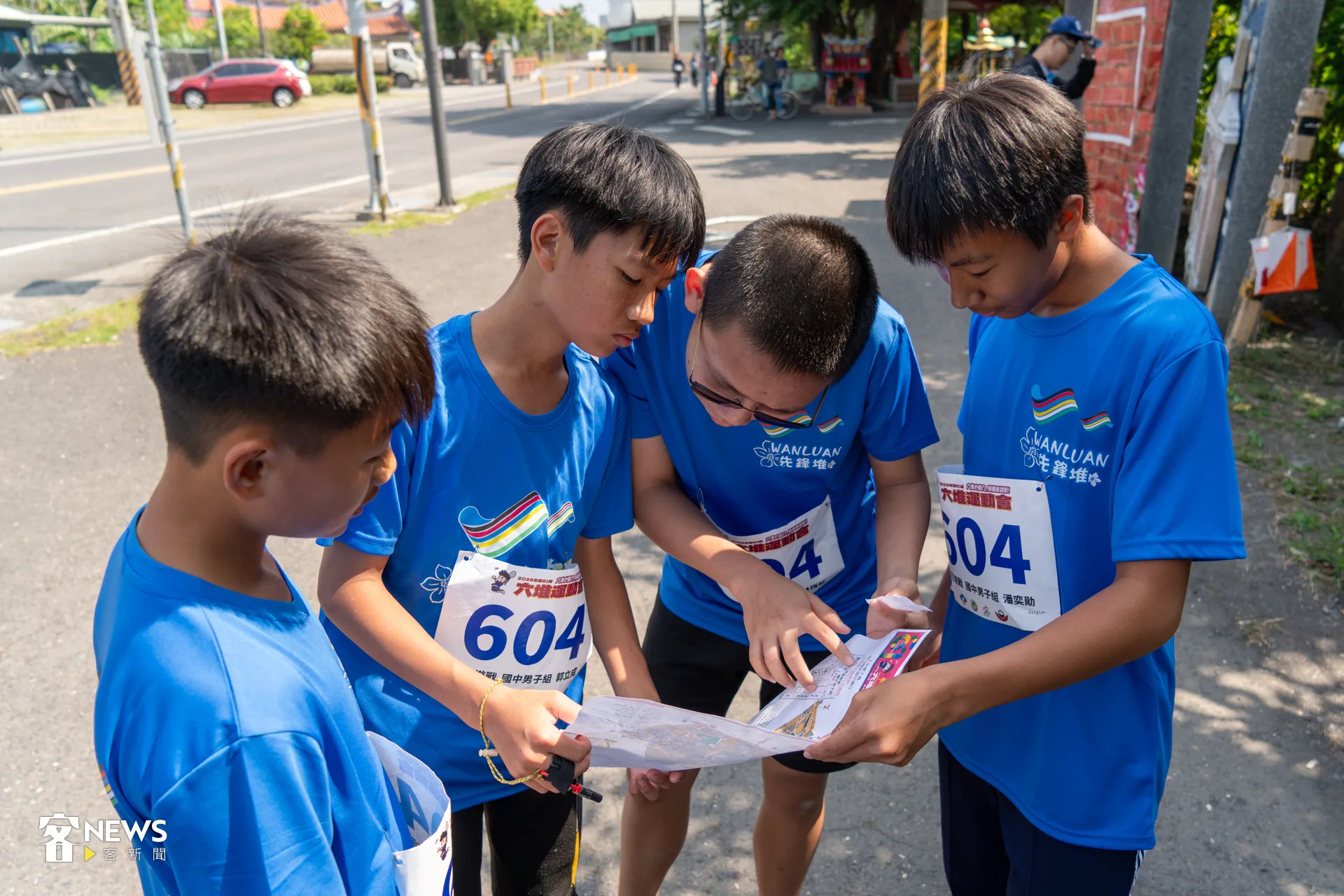 學生組過估後,馬上打開地圖尋找下一關的站點。洪藝晅攝