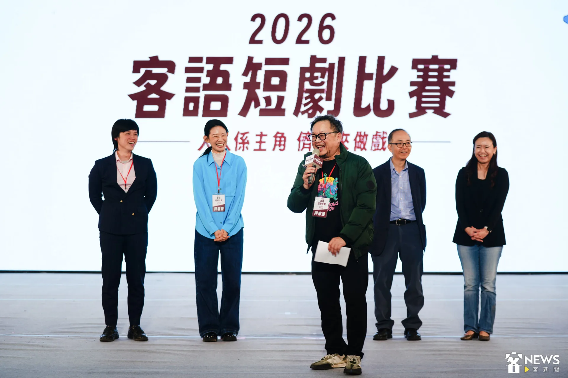 評審長謝志文（前）直呼這兩天的比賽「非常難評」，聽到很多非客家參賽者來講客，值得大家鼓勵。朱愷元攝