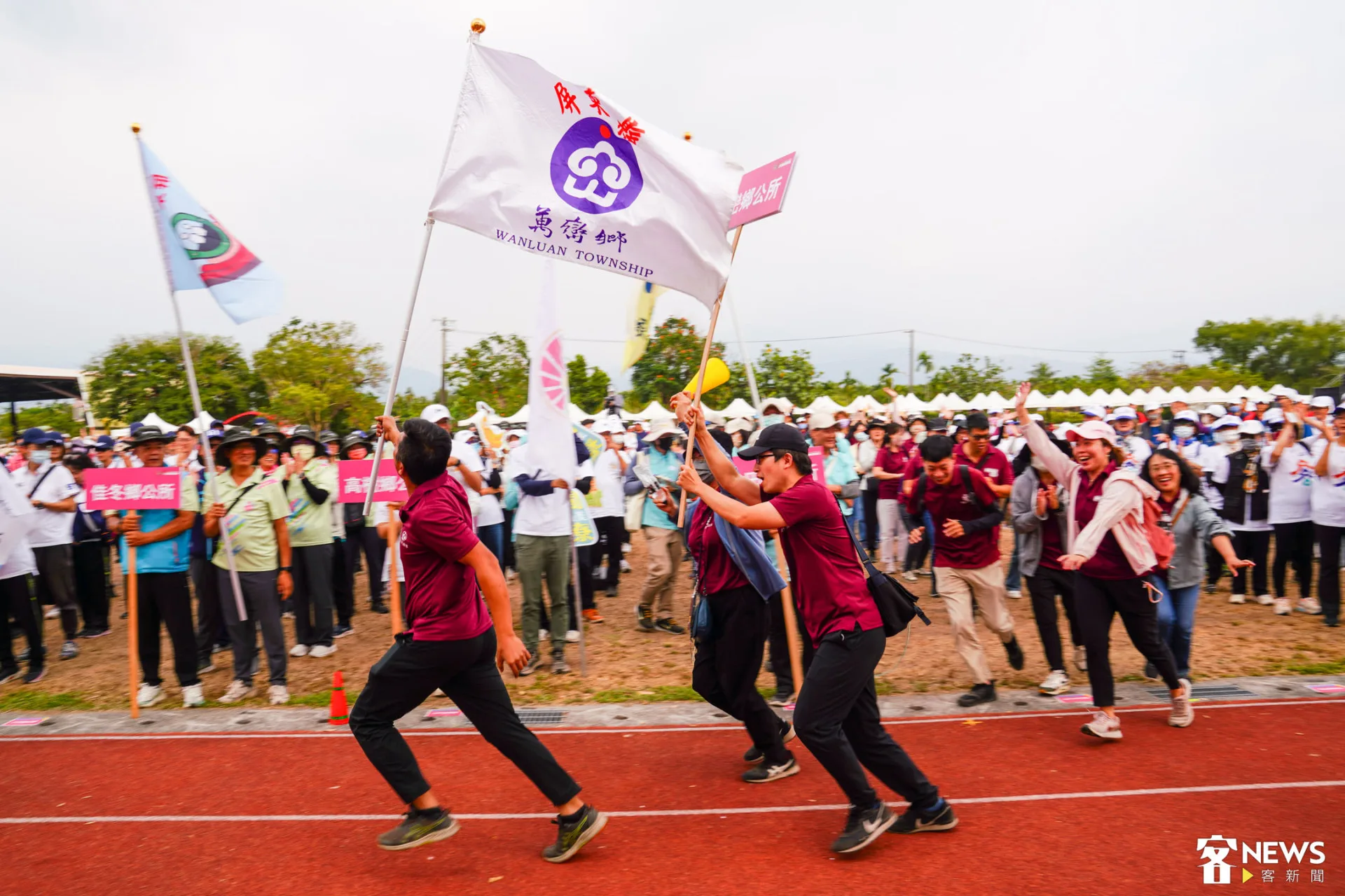 「先鋒堆」萬巒連四年拿下總錦標,得獎瞬間興奮歡呼,繞場奔跑。朱愷元攝
