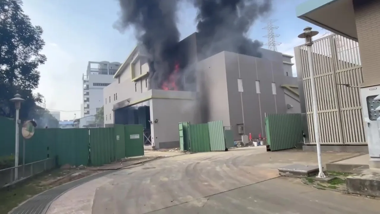 新竹市科學園區力行路的台電竹園超高壓變電所,今天下午3點多傳出火警,現場火光伴隨大量黑煙竄出。新竹市消防局提供
