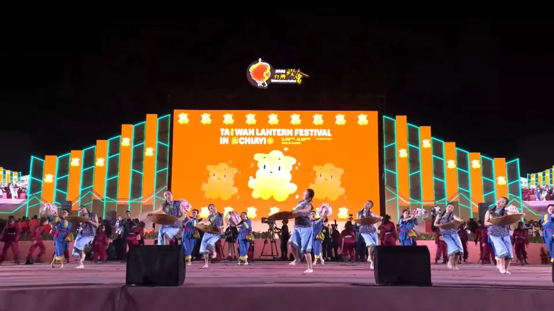 苗栗表演團隊15日晚間在嘉義燈會表演，接下2027台灣燈會在苗栗重擔。