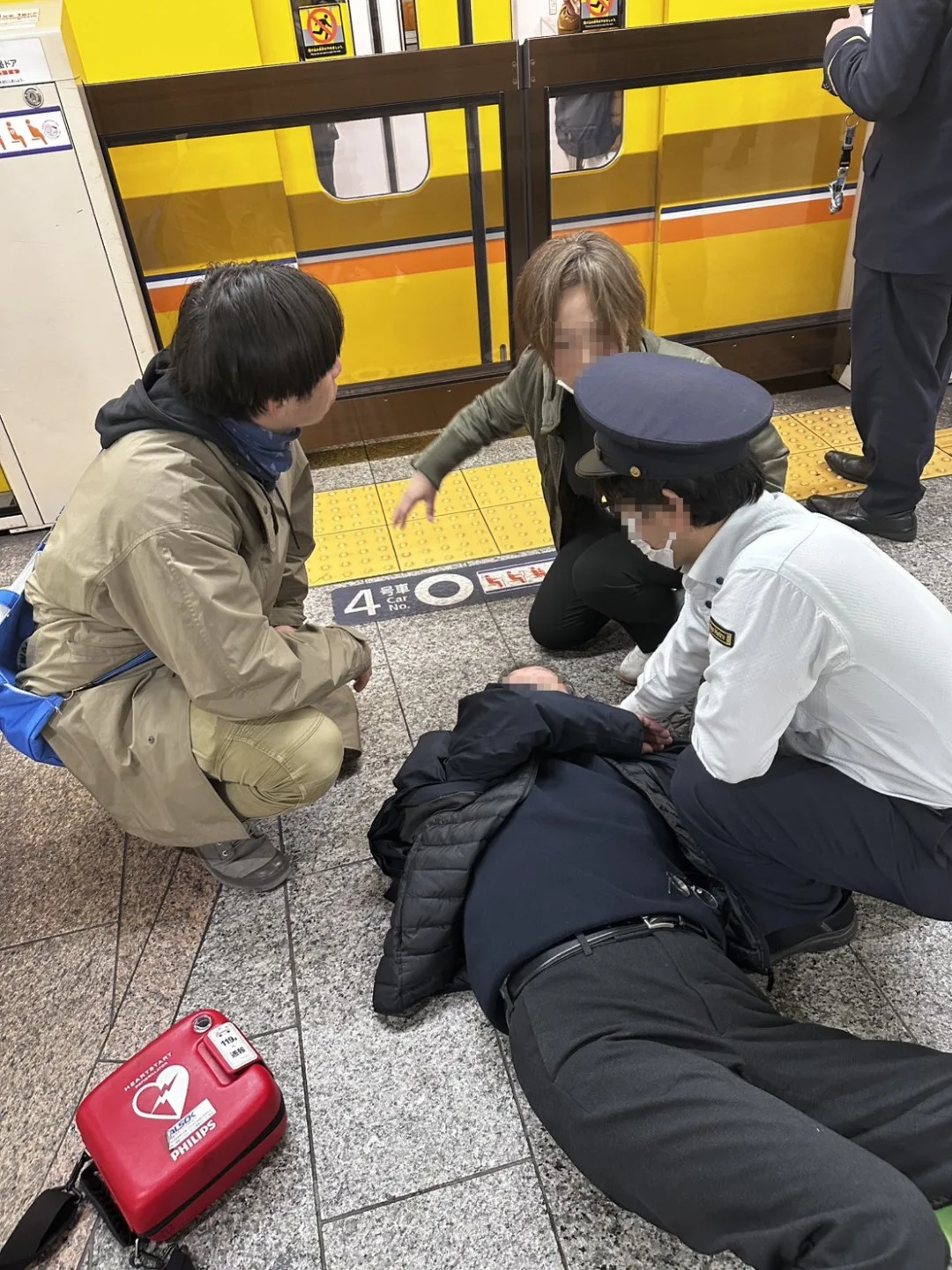 龍潭消防分隊兩位隊員赴日,在車站遇到民眾昏倒即刻發揮專業救人。翻攝自桃園市消防局龍潭分隊 臉書