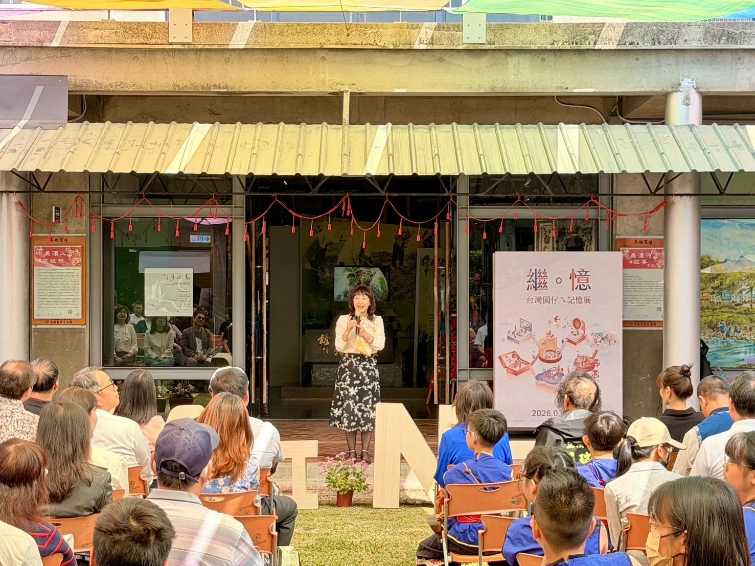高雄市客委會楊瑞霞主委致詞分享透過藝術課程引導孩子追尋家族脈絡,傳承家族記憶與土地情感。高雄市客委會提供