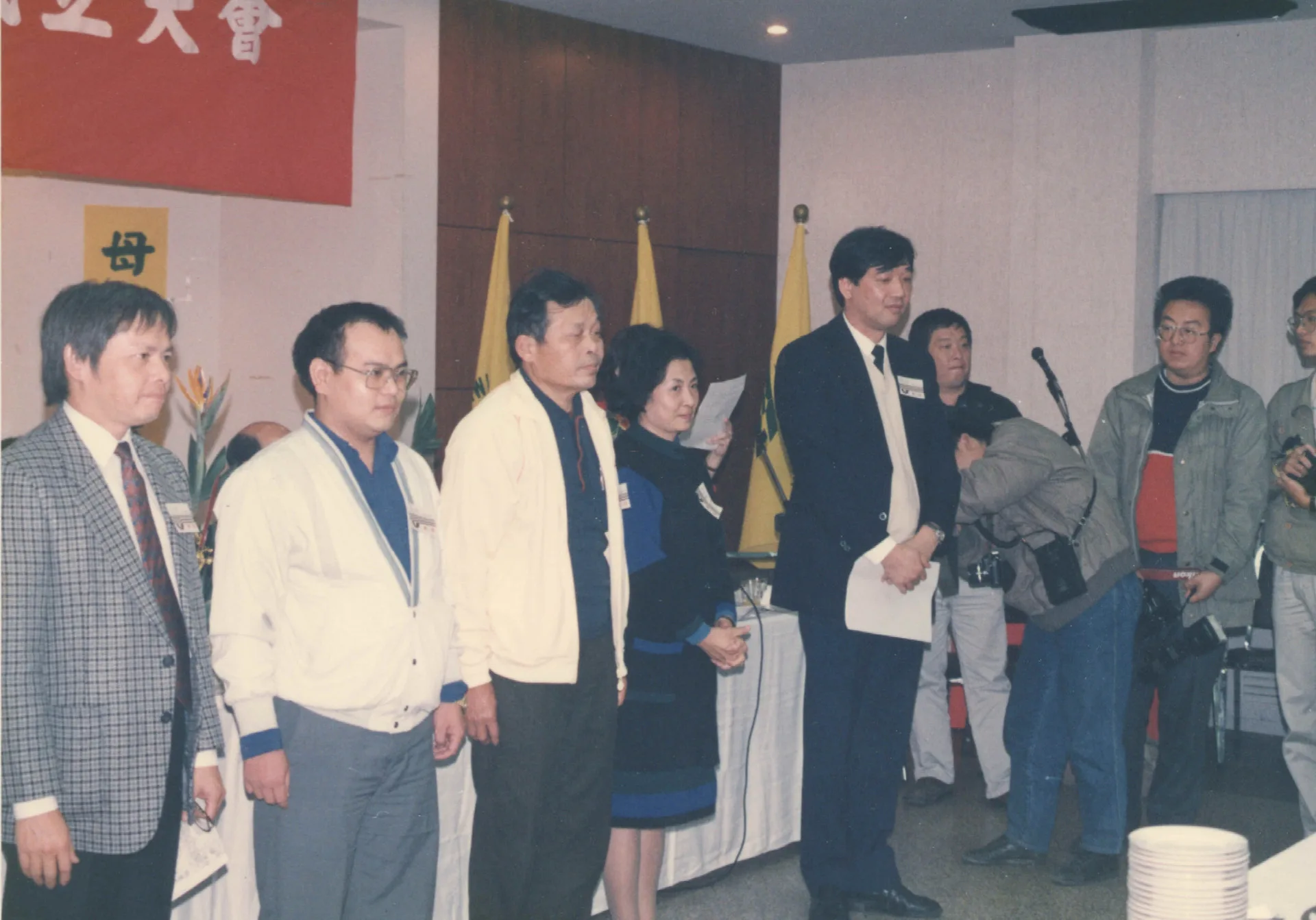 台灣客家公共事務協會成立，黃榮洛（左三）當選第一屆監事，其他當選的監事有范光群（左一）、李智期（左二）、徐秀蘭（左四）、陳文和（左五）。1990，台大校友會館。楊國鑫攝