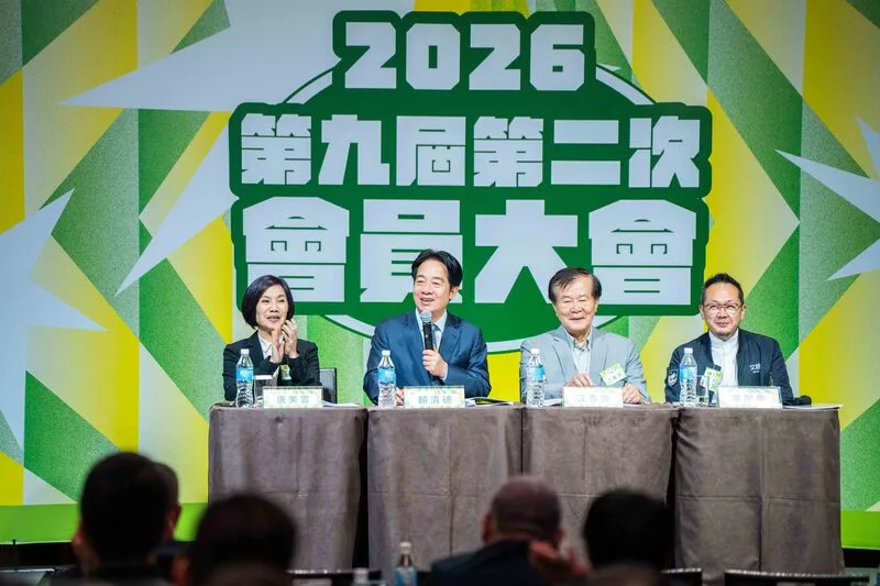 中華文化總會17日舉辦第9屆第2次會員大會,並完成英文更名程序,圖左至右為文總諮議委員召集人唐美雲、總統賴清德、文總副會長江春男、文總秘書長李厚慶。文總提供