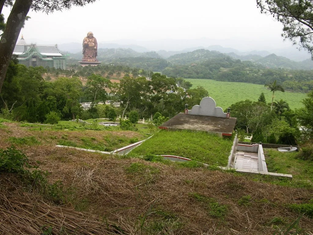 大埔水庫興建造成上游螃蟹與白鰻的難以上水繁殖,水庫長滿布袋蓮,週邊到處墓園是心有戚戚。陳權欣攝