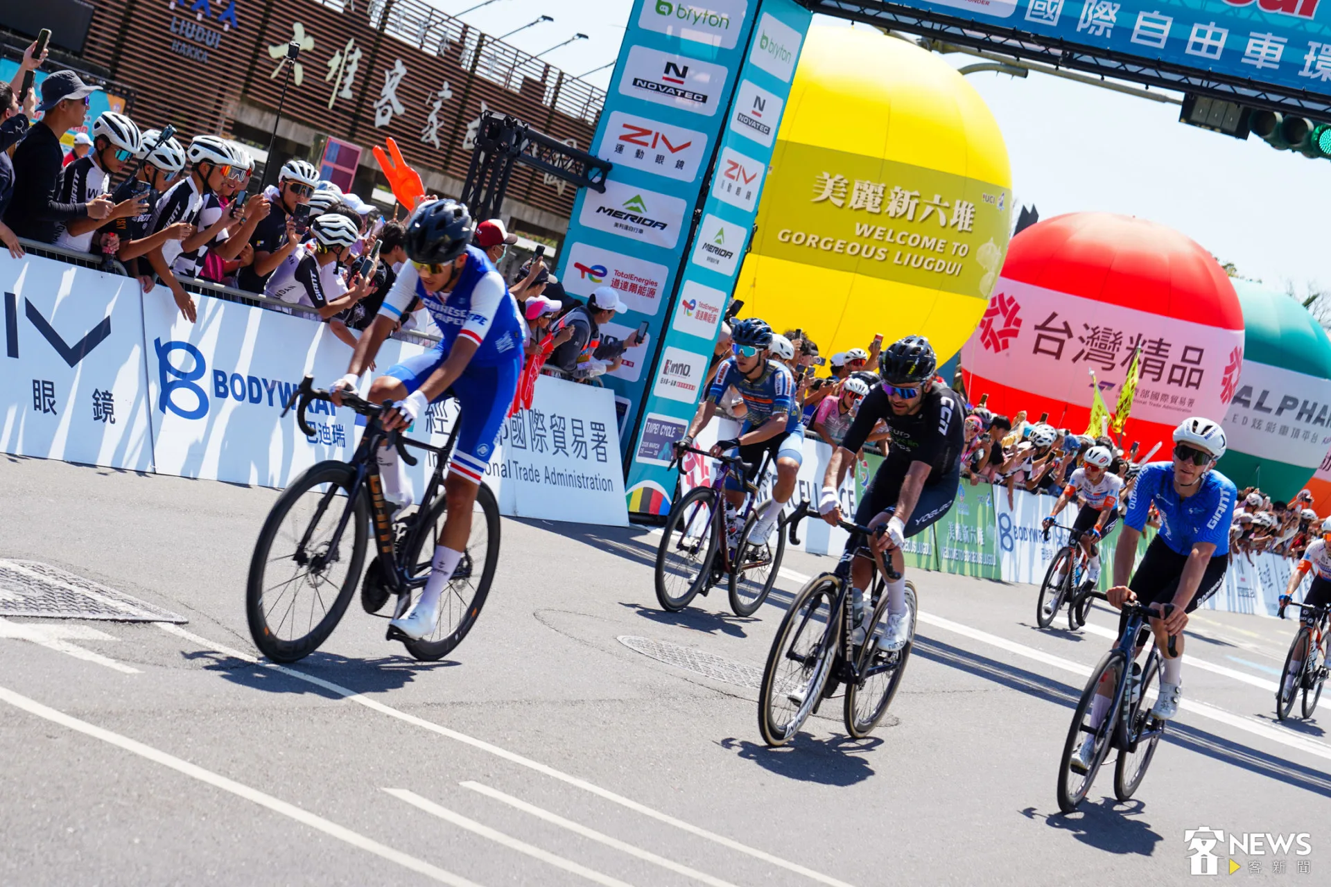 台灣隊選手衝過位於六堆客家文化園區的終點線。李宥妍攝