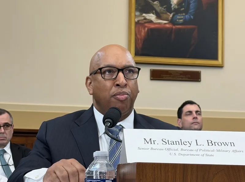 美國國務院政治軍事事務局資深官員布朗（Stanley L. Brown）17日出席聯邦眾議院外交委員會聽證會。中央社