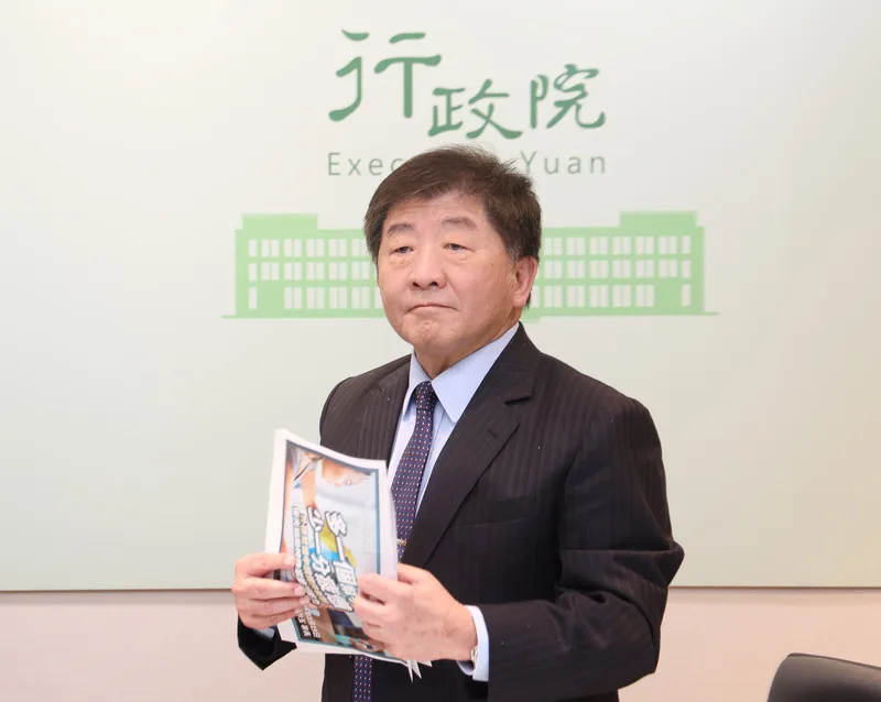 行政院政務委員陳時中(圖)18日表示,政院已決定拍板放寬,家中有1名未滿12歲兒童就能申請外籍幫傭,但須繳納就業安定費5000元,4月13日開放申請。中央社