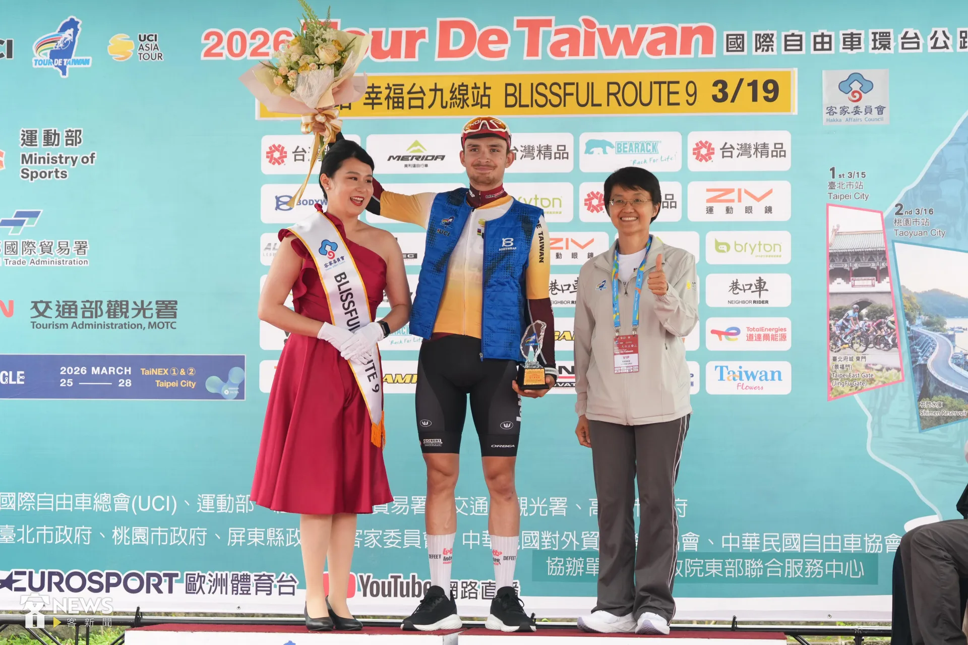 古秀妃（右）與黃衫選手比利時樂透隊格里塞爾（中）合影。李台源攝