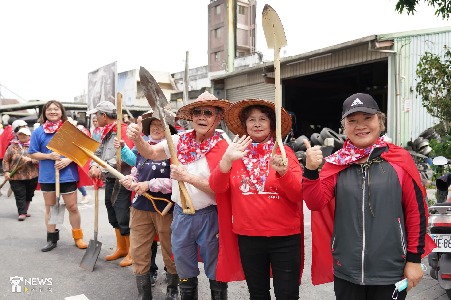 披紅披風的「鏟子超人」在光復大華村台9線熱情替選手加油。蔡依璇攝