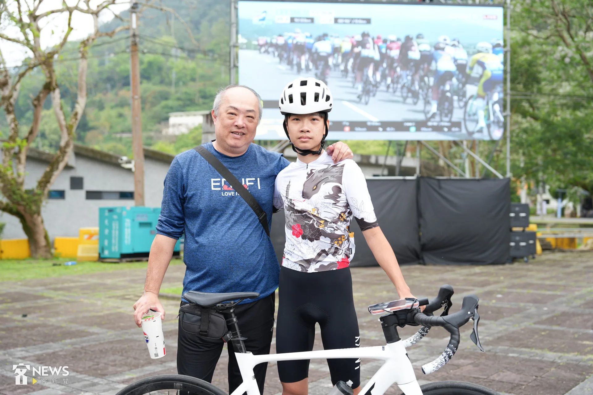 鳳林國中學生謝承叡（右）特別請假，與父親一起在終點為選手加油。李台源攝