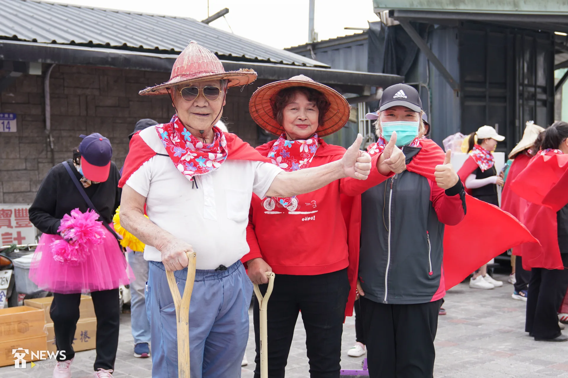 高齡88歲的許銀梅與陳沿和,裝扮鏟子超人替選手加油打氣。蔡依璇攝