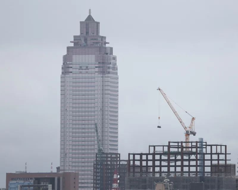 中央銀行19日理監事會決議放寬房市管制,出乎市場意料。央行指出,基於3大原因考量,適度調整全國自然人第2戶購屋貸款的成數上限,由5成調升為6成,新措施將自20日起實施。圖為台北市區一處施工中建案。中央社