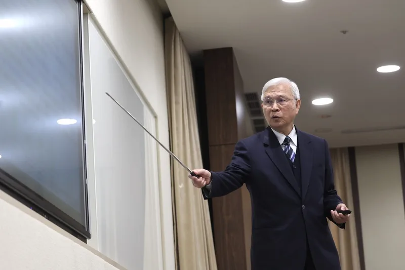 中央銀行理監事聯席會議會後記者會19日下午舉行,央行總裁楊金龍(圖)說明房市管制鬆。中央社