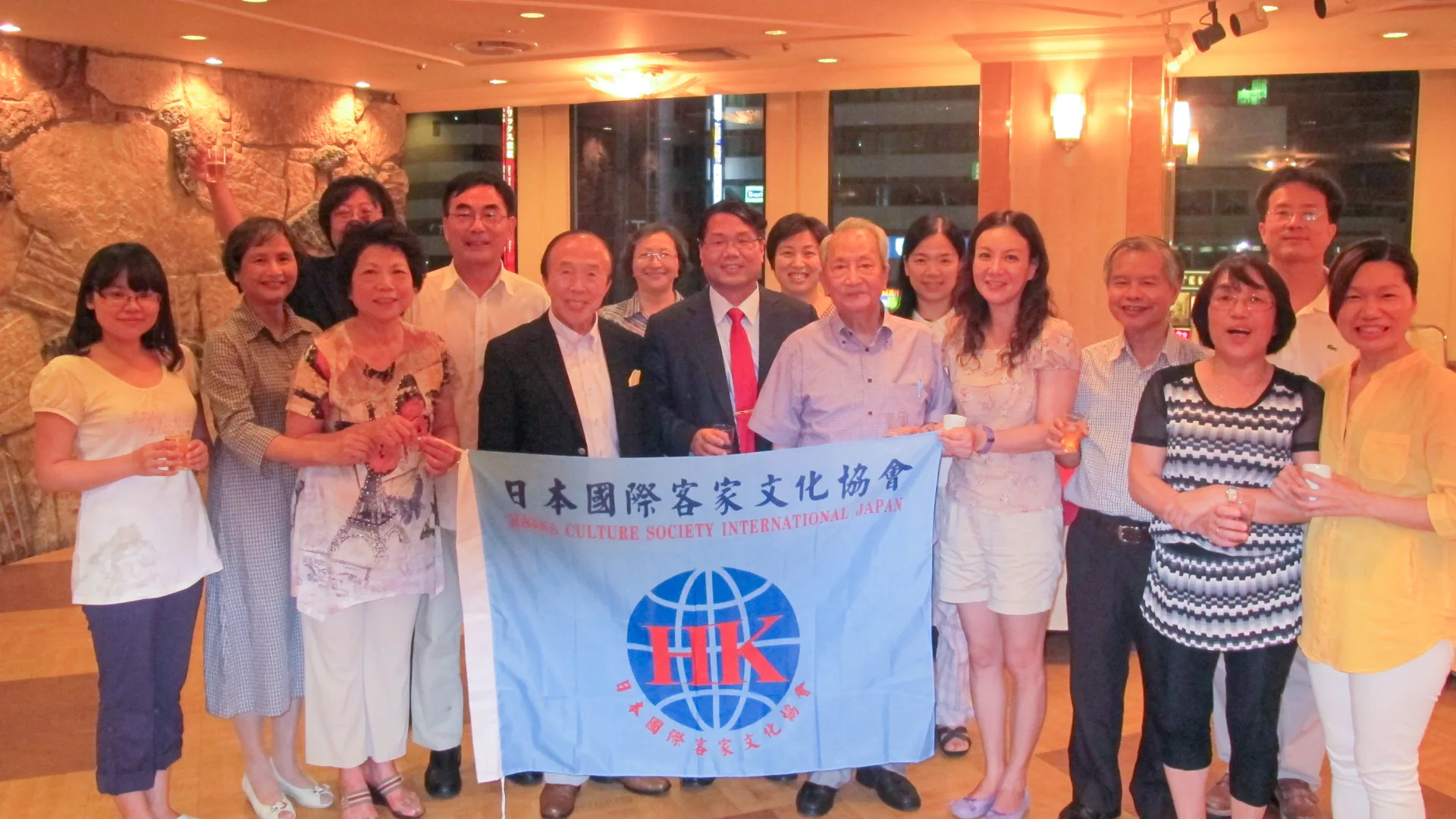 2014年日本國際客家文化協會名譽會長鍾清漢(右七),在東京東明中華料理店設宴給台灣代表團接風。何來美攝