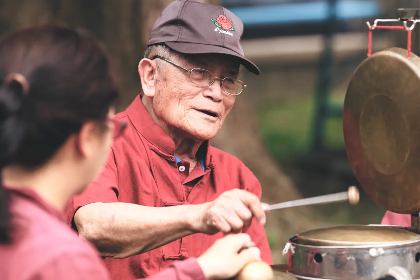 温福仁長期投入八音傳承,也喜歡透過教學來分享演奏訣竅。翻攝自紀錄片〈八音不老 : 細番仔甲伊个後生仔〉