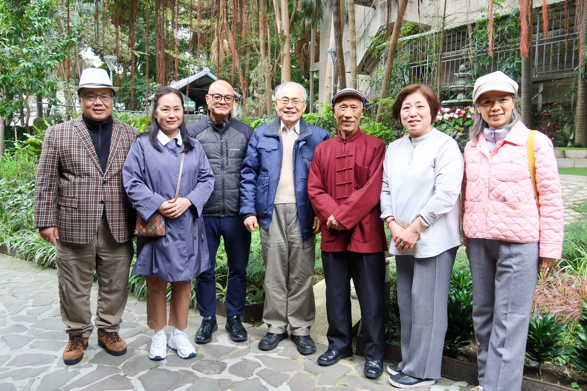 鍾清漢遺孀王丹(右二)日前返台掃墓,台大教授邱榮舉(左一)在台北市孫立人將軍官邸(陸軍聯誼廳)設宴接風,前台大副校長趙永茂(左四)、台師大教授杜忠誥(右三)、台師大全球客家文化研究中心主任黄玫瑄(右一)應邀作陪,左二、三是王丹的香港友人周富榮夫婦,餐後於庭園留影。何來美攝