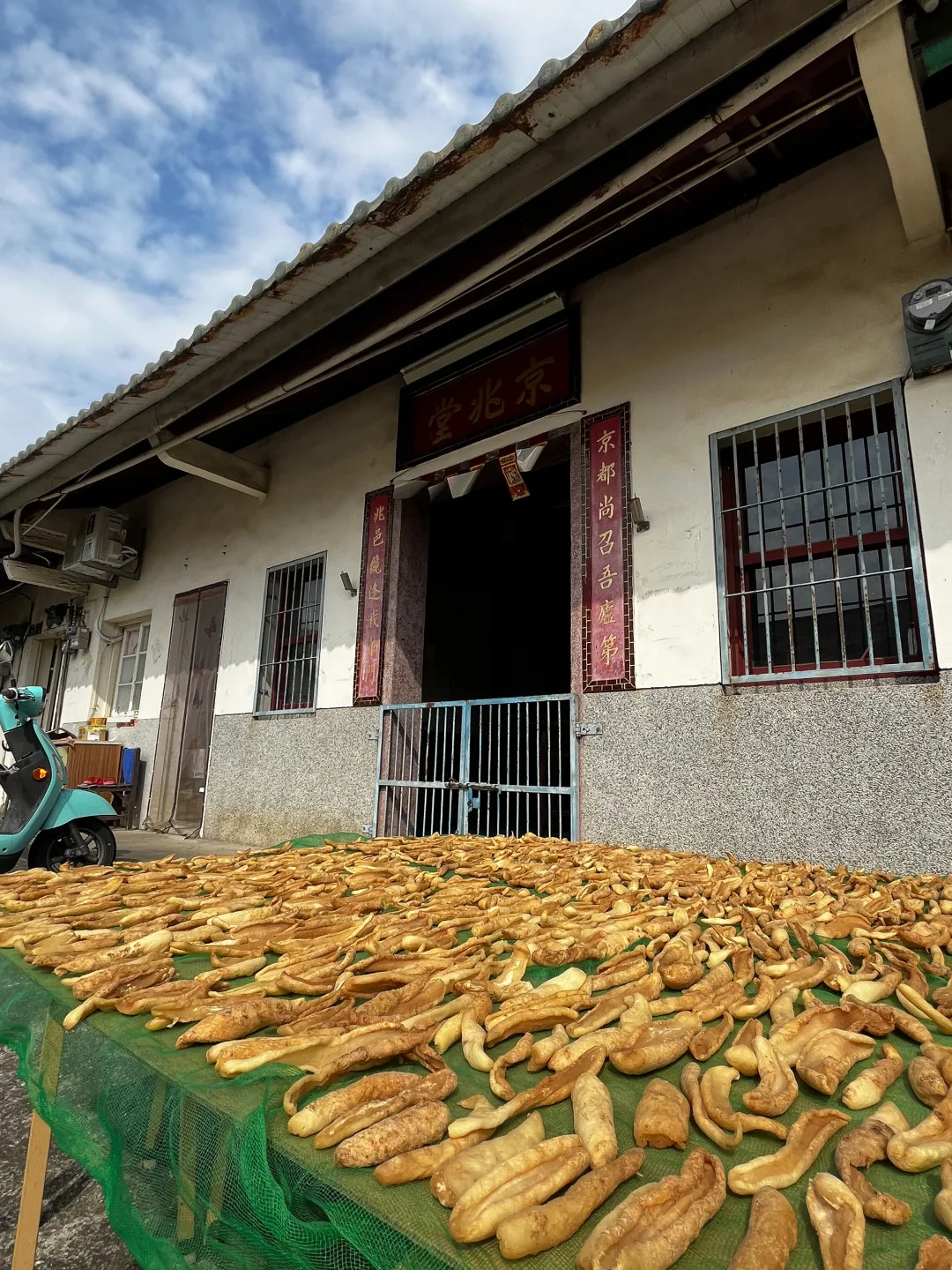 去年好姊妹李慧宜相贈的美濃白玉蘿蔔,正整齊地鋪在黎屋公廳前,接受陽光的洗禮。徐彩雲攝