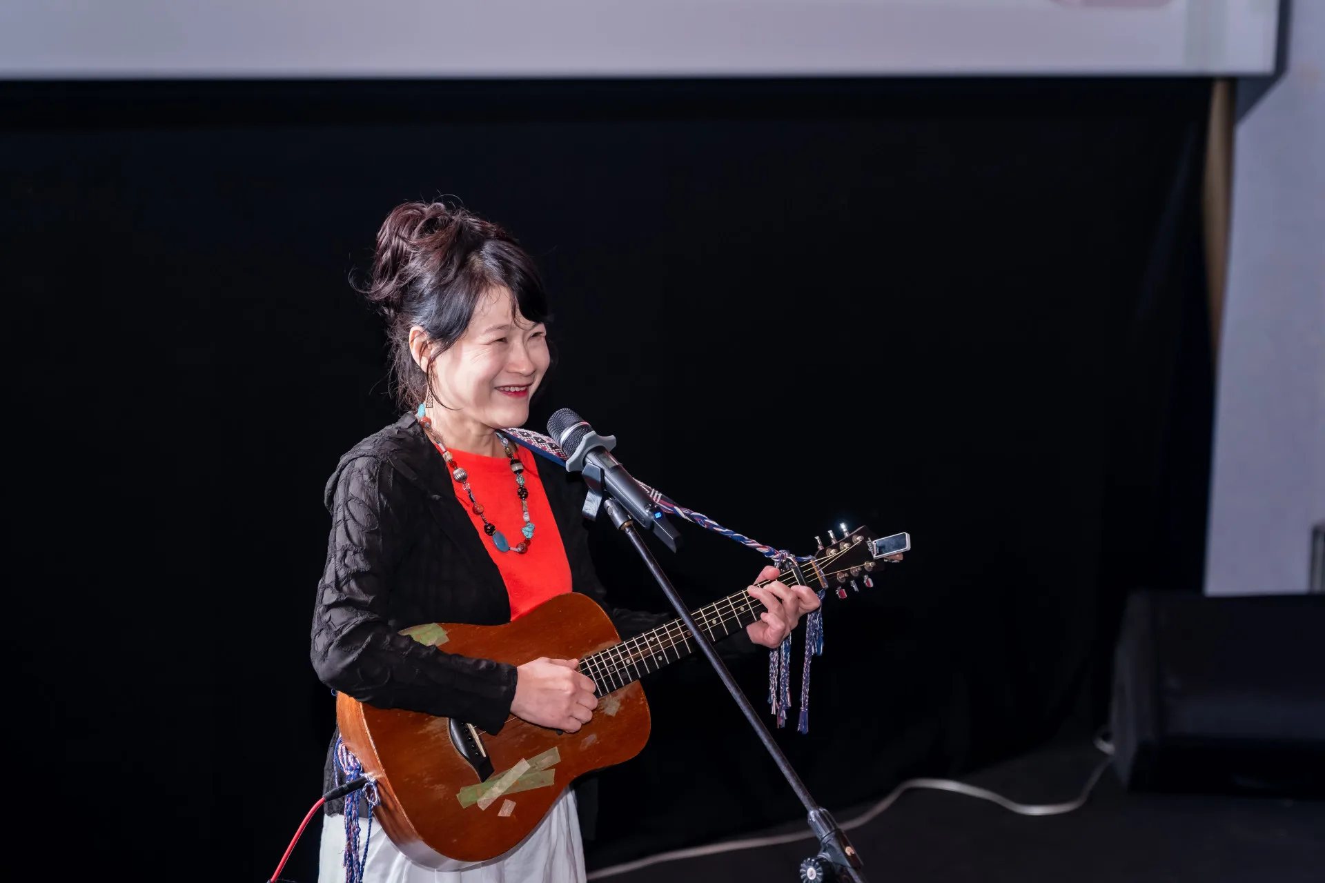 影展嘉賓羅思容於映後演唱「我們的春天,用命拚來」(摁个春天,用命拚來)。台南客委會提供